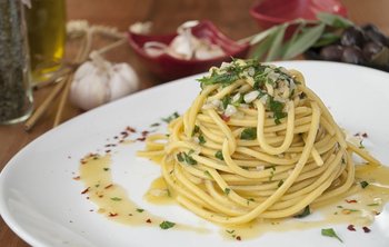 Aglio olio e peperoncino: la tradizione dal vaso alla tavola